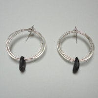 Halo earing with black stone