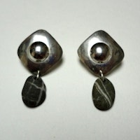 Shield shaped earing with striped stone