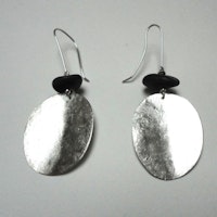 spoon shaped earing with black stone